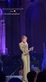 Carla Bruni tient un discours au cours du gala de l'amFAR lors de la Mostra de Venise dimanche 3 septembre 2023.
