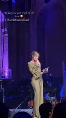 Carla Bruni tient un discours au cours du gala de l'amFAR lors de la Mostra de Venise dimanche 3 septembre 2023.