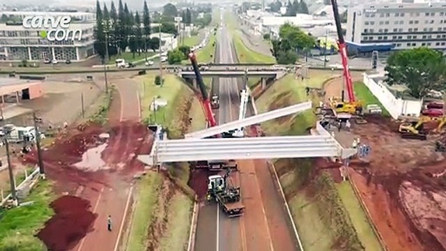 Imagens aéreas mostram içamento de vigas sobre a BR 277 em Cascavel