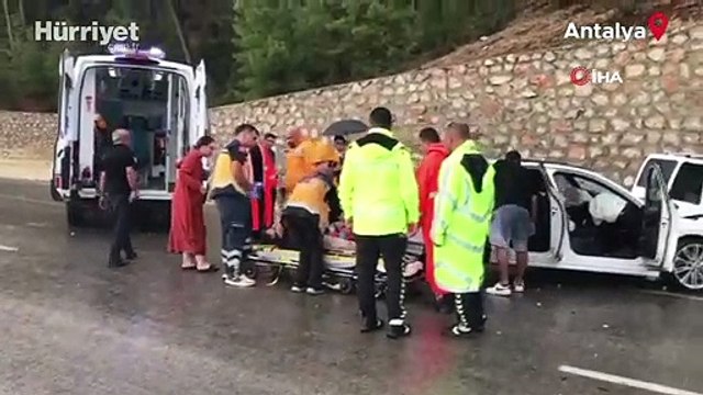 Antalya'da hafif ticari araçla otomobil kafa kafaya çarpıştı: Ölü ve yaralılar var