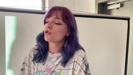 Laura Quenon, nouveau professeur de chant Pop à l'académie de Binche, chante pour nous