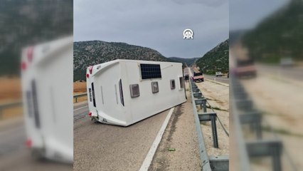 Télécharger la video: Sanatçı Sümer Ezgü ve ailesi Antalya'da kaza yaptı