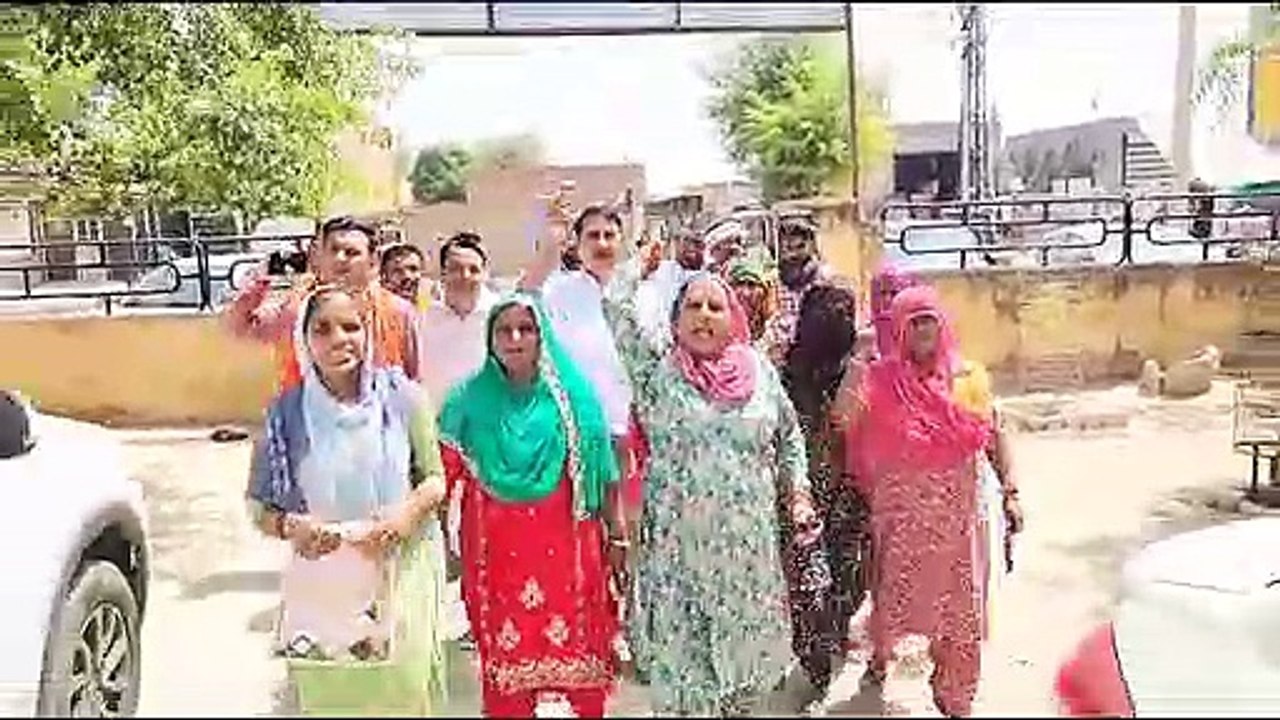 सौ यूनिट बिजली निशुल्क नहीं मिलने का आरोप, जताय...