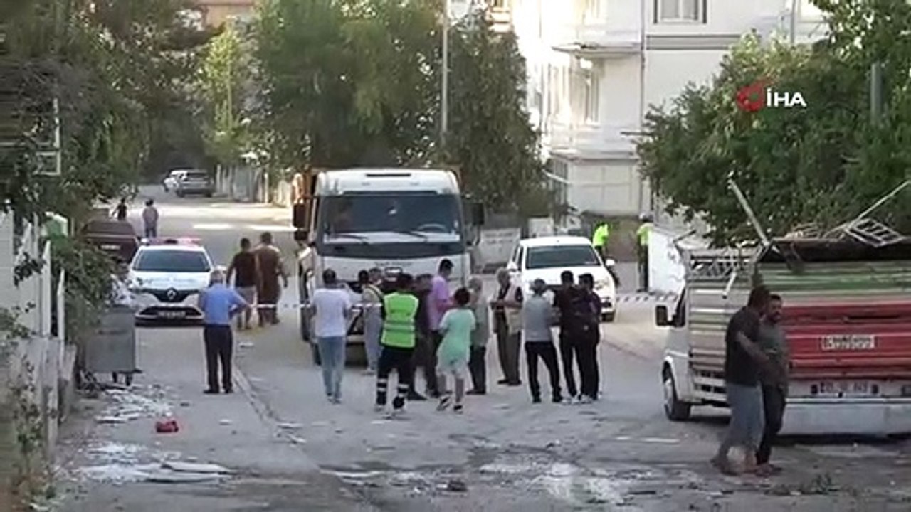 Lors de la démolition du bâtiment gravement endommagé à Malatya, l'information selon laquelle l'engin de chantier se trouvait sous les décombres s'est révélée infondée.