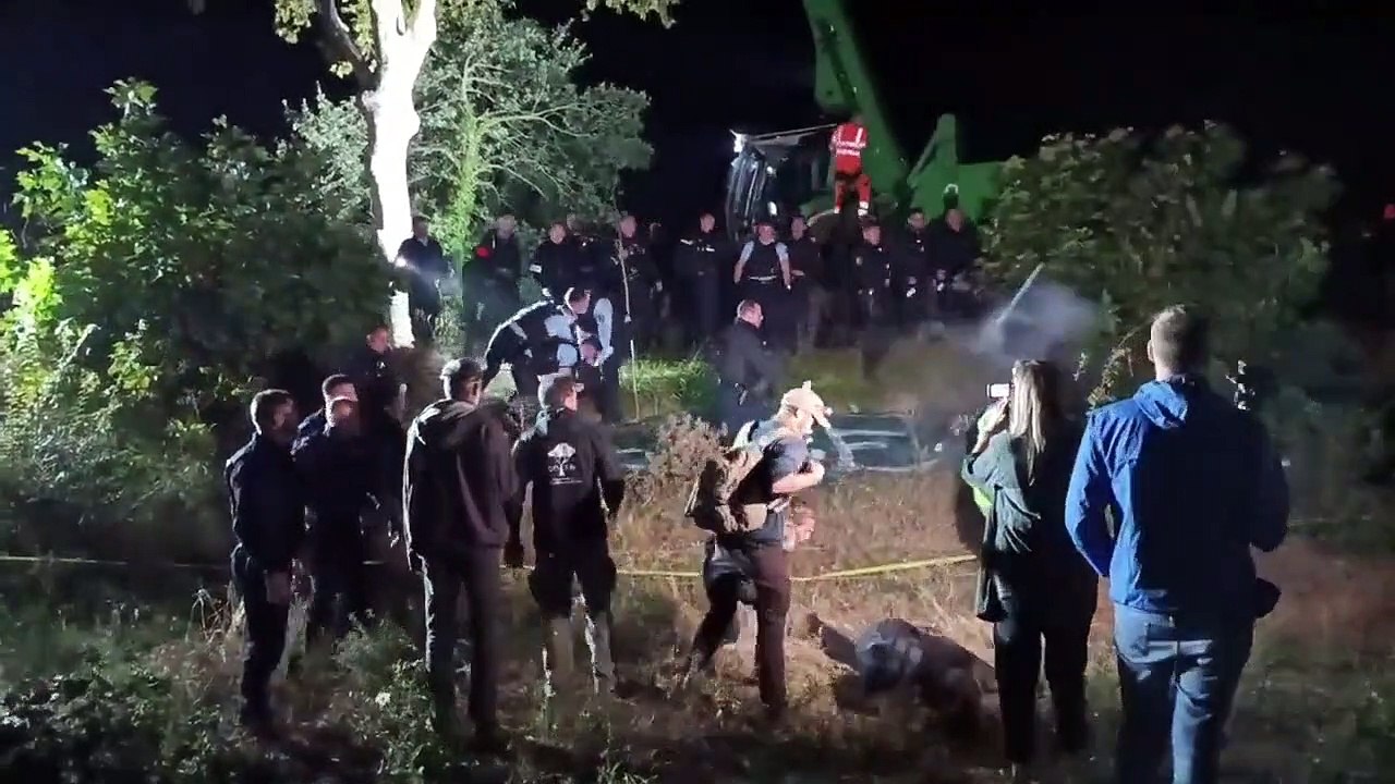 01,08,2023 Plusieurs arbres centenaires ont été abattus en pleine nuit sous la surveillance de 200 gendarmes à Vendine en Haute-Garonne dans le cadre de la reprise du chantier de l'autoroute A69.