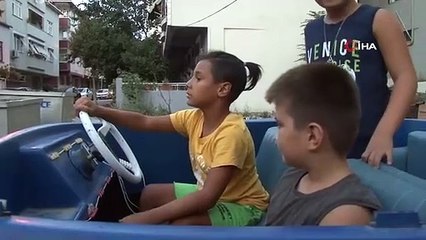 İstanbul Küçükçekmece'de Sokağa Bırakılan Tekne Çocukların Oyun Alanı Haline Geldi