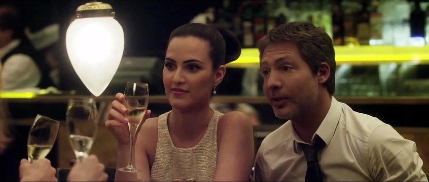 Dos más dos Bande-annonce (EN)