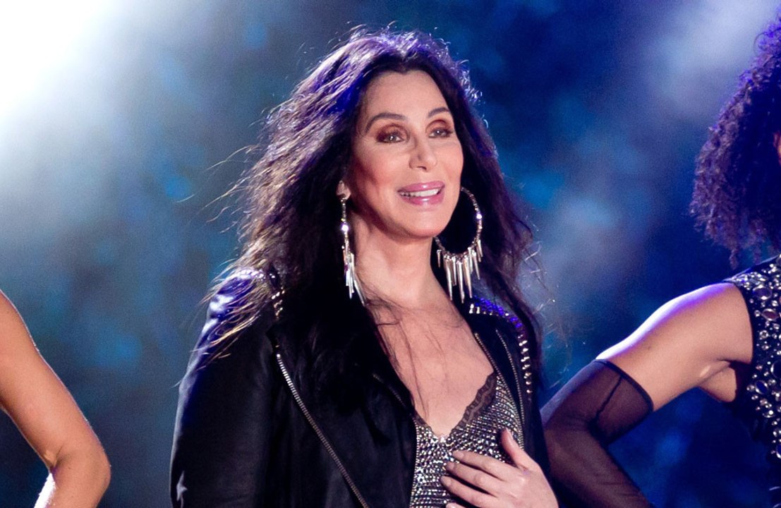 Cher promete seguir llevando  vaqueros y cabello largo hasta los 80 años