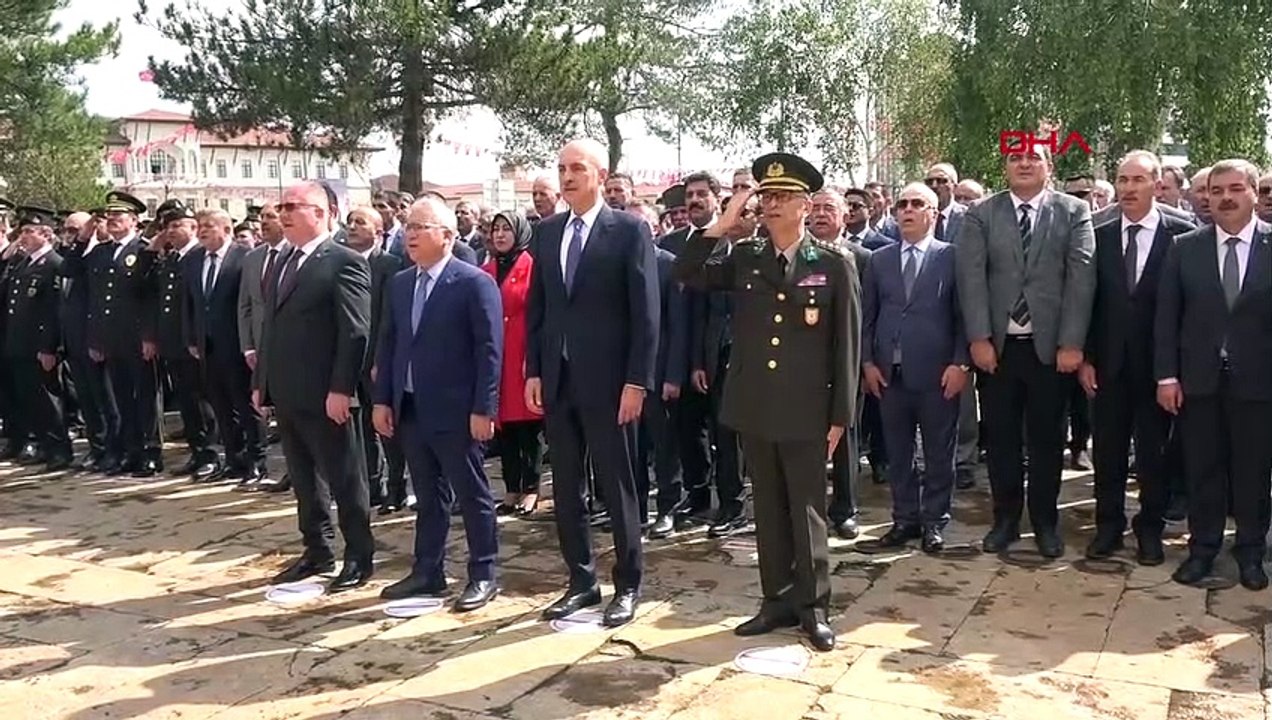LA DINDE SALVÉE A UN AXE, C'EST SON PROPRE AXE NATIONAL.
