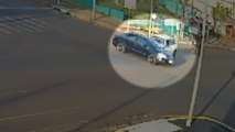Outro ângulo: veja batida que deixou poste pendurado pelos fios no bairro Periolo Acidente envolveu dois carros no cruzamento das ruas Ipanema com Europa
