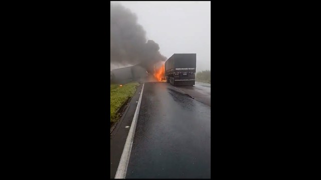 Engavetamento BR 277: Chovia no momento do acidente e havia neblina Acidente envolveu múltiplos veículos, deixou cinco pessoas mortas e 11 feridas