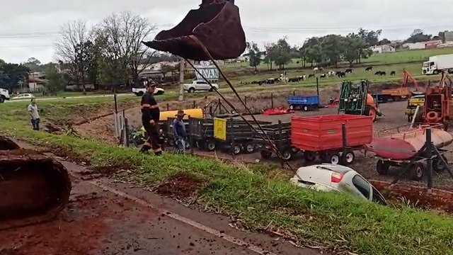 Carro utilizado em roubo em Toledo é apreendido pela PM Veículo foi encontrado caído em uma valeta e 8 metros de profundidade