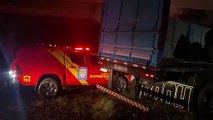 Caminhoneiro fica preso às ferragens após acidente em Apucarana