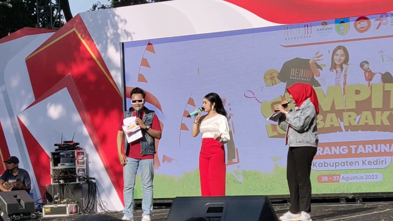 vivi artika bernyanyi di kediri berbudaya