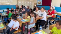 Des écoles ont été ouvertes à Yüksekova et des livres ont été déposés sur les bureaux de tous les élèves.