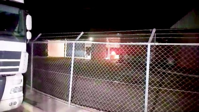 Bombeiros acompanham retirada de grãos em armazém na Estrada da Pedreira