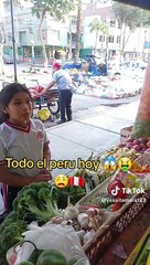 Mujer vende limón a un sol y es sensación en TikTok.