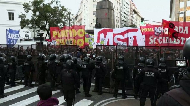 Milhares repudiam homenagem polêmica a vítimas da guerrilha na Argentina