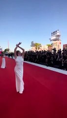 Venedik Film Festivali'ne katılan Melis Sezen, dekoltesiyle kırmızı halıda fırtına estirdi