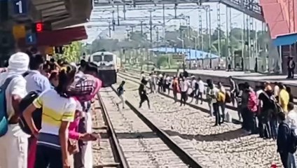 लापरवाही: नीमकाथाना में स्टेशन पर जिदंगी दांव पर लगाते यात्री