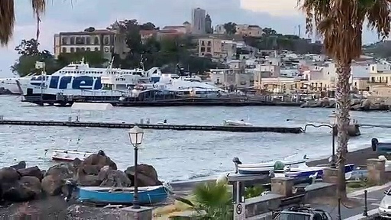 Mare mosso alle Eolie: la nave da Lipari parte, quella da Milazzo no