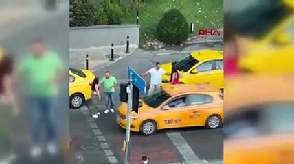 Beyoğlu'nda taksici ile kadınların kavgası kamerada