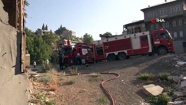 Kahramanmaraş'ta metruk bir evin çatısında çıkan yangın kontrol altına alındı
