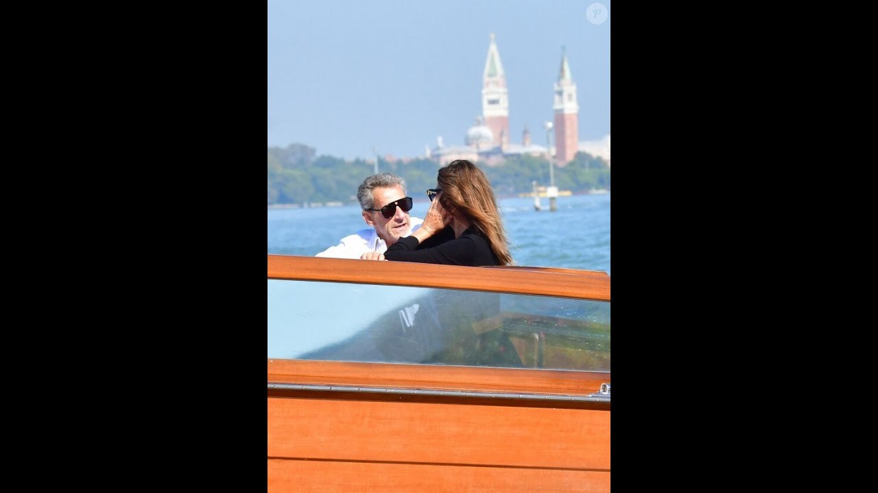 Mostra de Venise 2023 : Carla Bruni et Nicolas Sarkozy enlacés, arrivée très romantique en bateau-