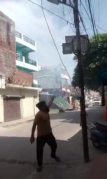 बिजली का करंट लगने से एक मज़दूर का सिर धड़ से अलग हो गया, विडियो अपने रिस्क पर देखें