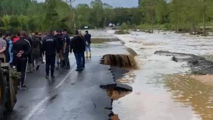 İğneada'da sağanak sele dönüştü; yol çöktü