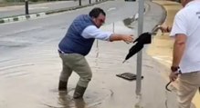 Así trató el alcalde 'vengador' de Boadilla del Monte de desatascar una alcantarilla con un paraguas