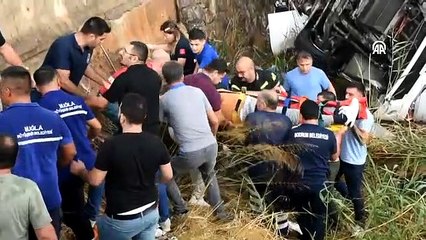 Midibüs dere yatağına devrildi: 23 yaralı