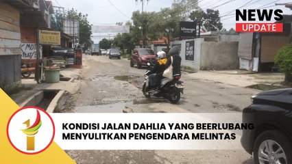 Kondisi Jalan Dahlia Yang Berlubang Menyulitkan Pengendara Melintas