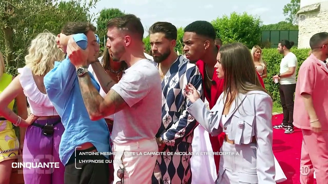 Antoine, fils d'un célèbre hypnotiseur, dévoile ses talents sur un autre candidats dans "Les Cinquante" sur W9.