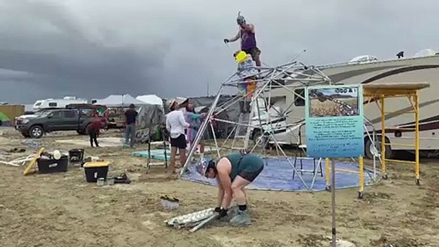 Festival Burning Man: début de l'exode hors du bourbier en plein désert