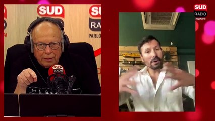 Avec son ULM, il parcourt la France en arborant une banderole "Macron Destitution".