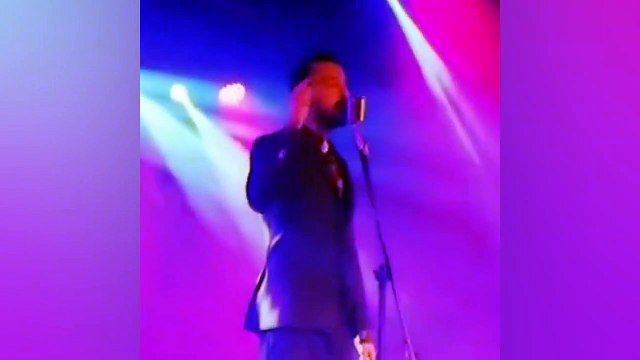 Cem Adrian, konserinde hayranlarına sitem etti: Burası çiftleşebileceğiz bir yer değil