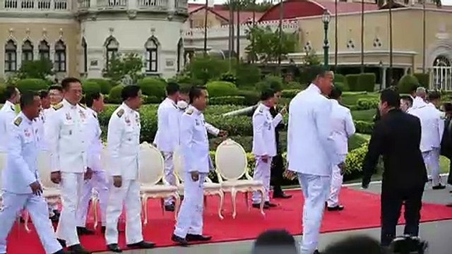 El primer ministro tailandés y su gabinete juran sus cargos ante el monarca
