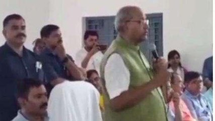 रीवा: विधानसभा अध्यक्ष ने आंगनबाड़ी कार्यकर्ताओं को वितरित किया स्मार्टफोन