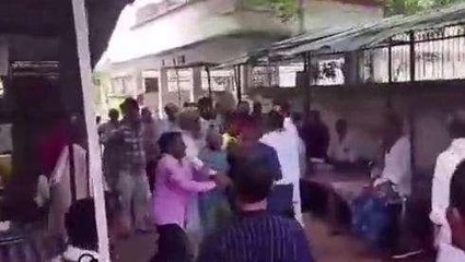 हमीरपुर: दो भाइयों में तहसील में हुई जमकर मारपीट,वीडियो हुआ वायरल