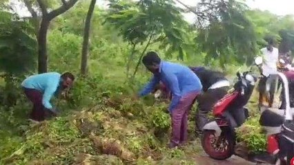 సంగారెడ్డి: కొత్తిమీర వాహనం బోల్తా.. ఎగబడ్డ జనం