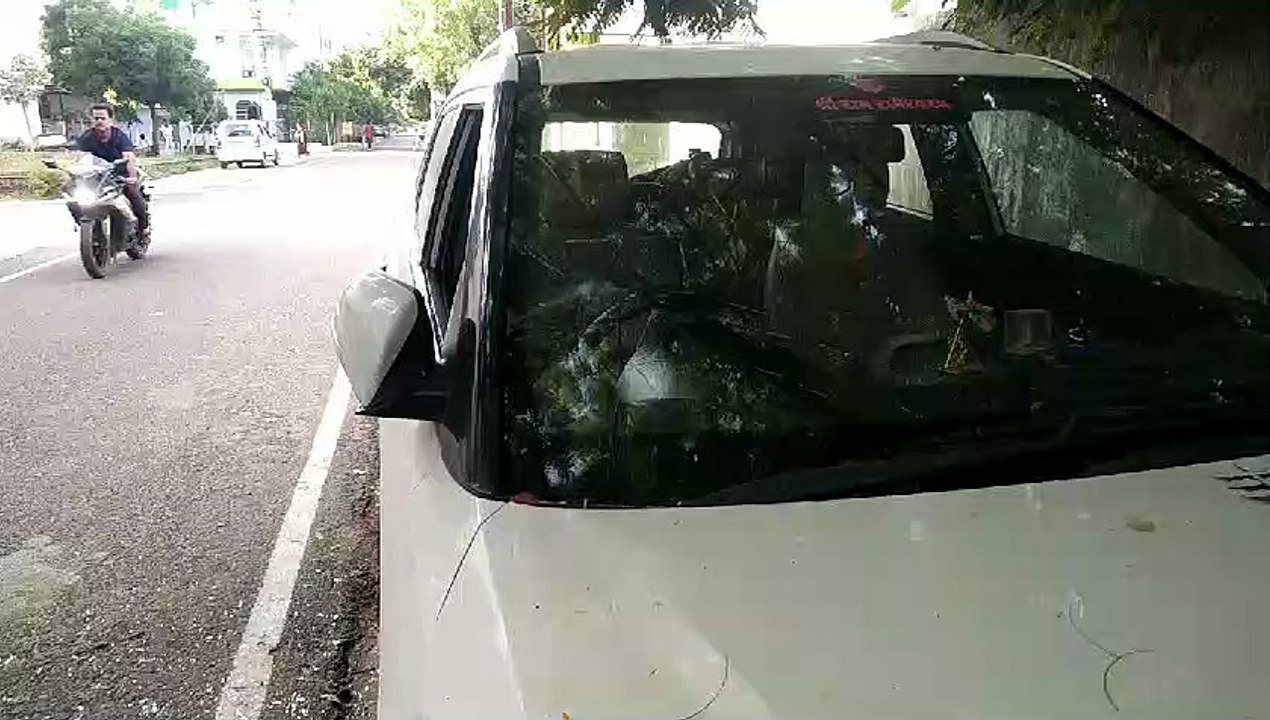 आरकेपुरम क्षेत्र के गणेशनगर में सिरफिरों ने मचाया उत्पात, आधा दर्जन से अधिक कारों से शीशे तोड़ भागे