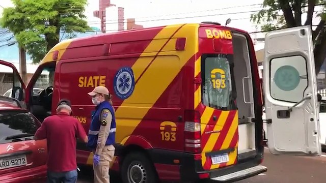 Idosa tropeça e cai na calçada no Centro