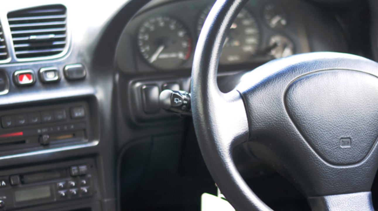 Elfjährige setzt sich unbemerkt ans steuer und überfährt frau