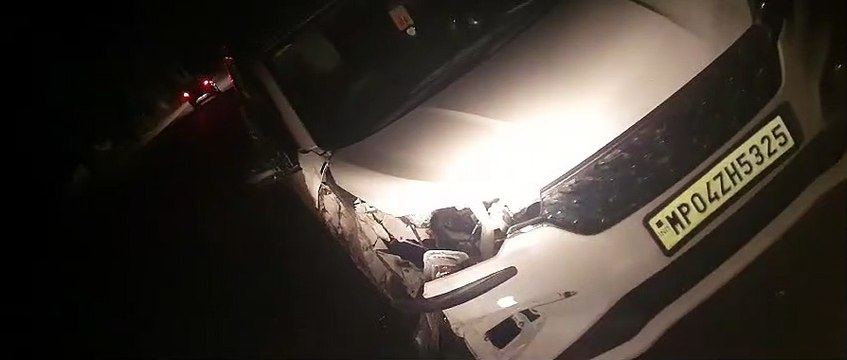 तेज रफ्तार ट्रक ने कार में मारी टक्कर, घटना के बाद भागा ट्रक, नौगांव में पकड़ा