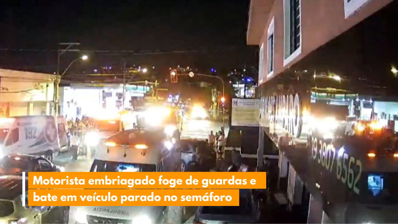 Motorista embriagado foge de guardas e bate em veículo parado no semáforo