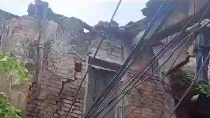 गया: भरभराकर गिर गया दो मंजिला मकान, मलबे में दबा भाई-बहन, एक की मौत, एक घायल