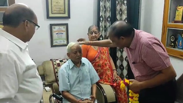 ​शिक्षक दिवस पर ​वयोवृद्ध ​शिक्षकों का घर बैठे किया सम्मान,देखे वीडियो