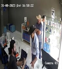 Homem furta iPhone ao notar distração de funcionário