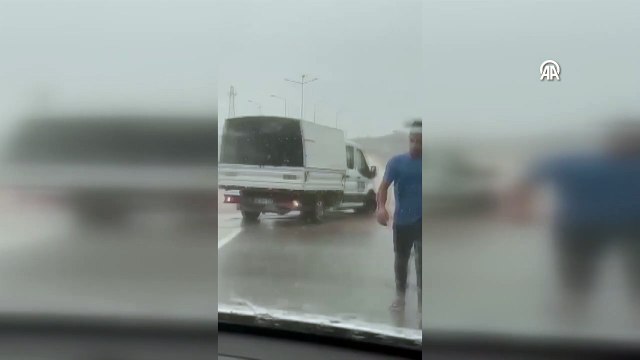 Çanakkale’de sağanak nedeniyle dere taştı: Yol ulaşıma kapandı